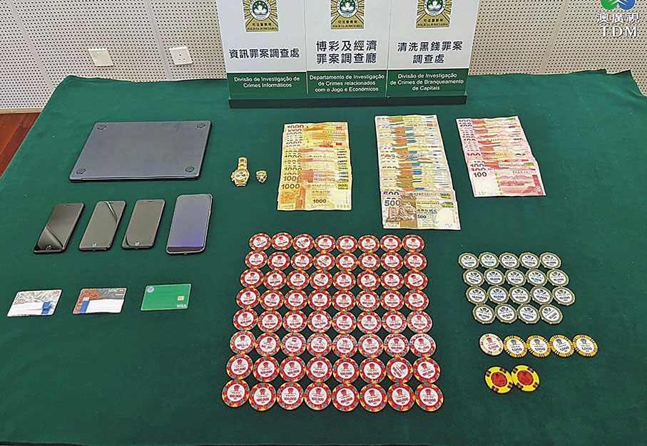 ◆澳門警方在兩名疑犯身上搜出賭場籌碼和現金。