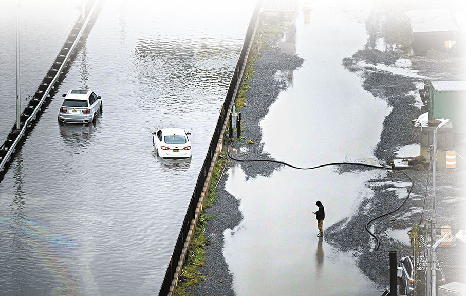 ◆ 曼哈頓一條公路變成河流，汽車被困。 法新社