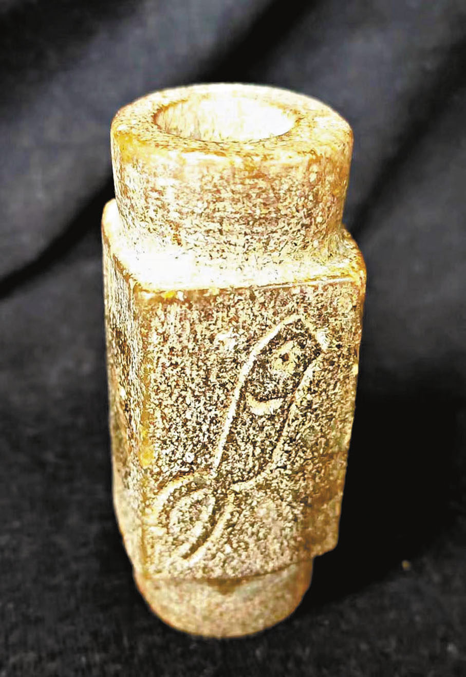 ◆圖一：古蜀玉琮上的符號「魚」。