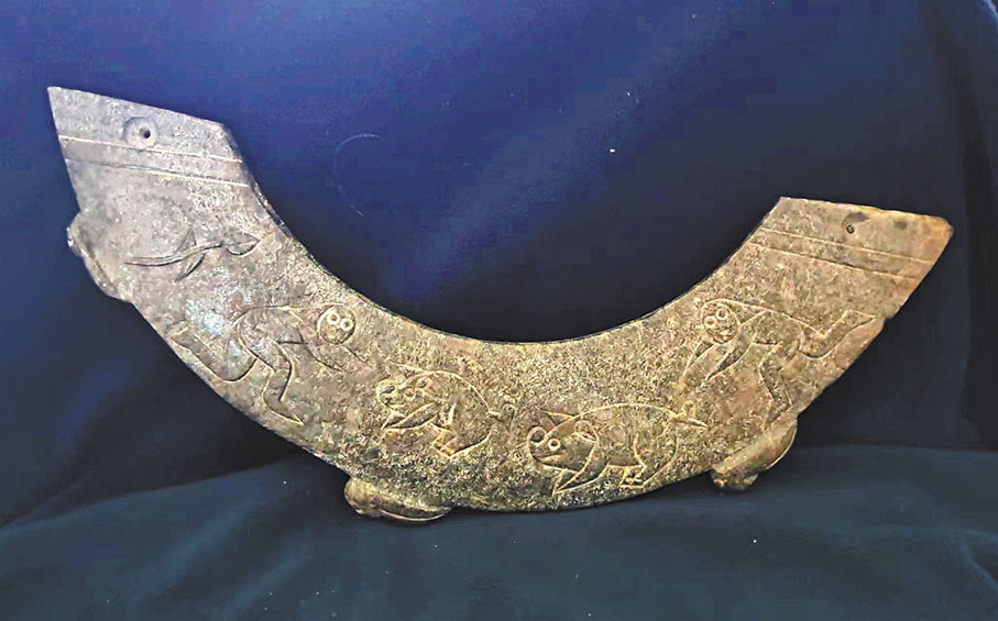 ◆圖四：古蜀璜形器，該面是兩個披髮的古羌人（古蜀族人）在驅趕象群。