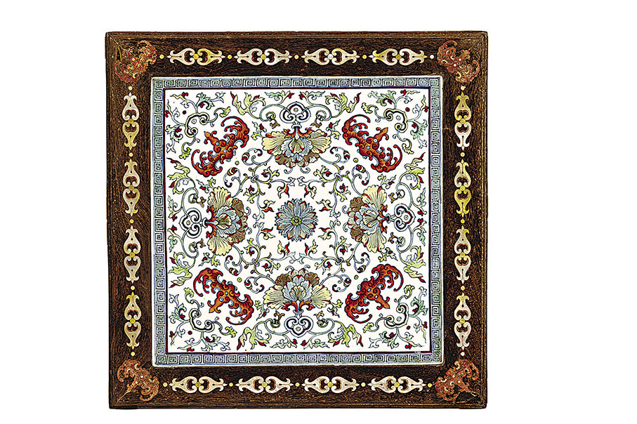 ◆明末清初紫檀鬥彩纏枝花木凳凳面。