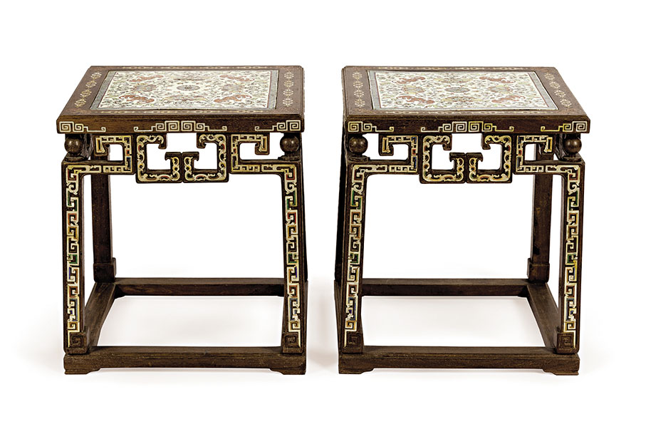 ◆明末清初紫檀鬥彩纏枝花木凳（一對）。