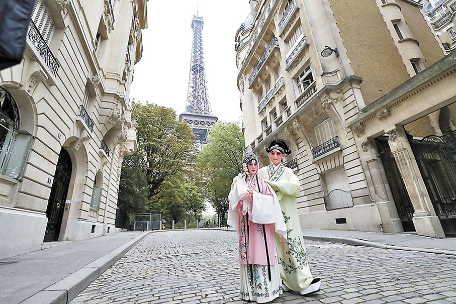 ◆施夏明（右）和孔愛萍在法國巴黎艾菲爾鐵塔附近參加昆曲快閃。