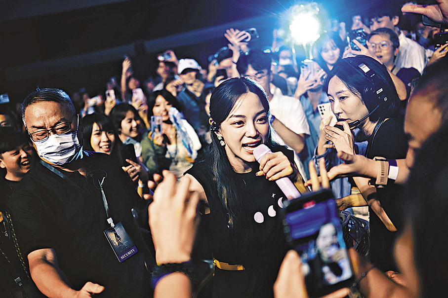 ◆當世正走到台下，粉絲即一擁而上。