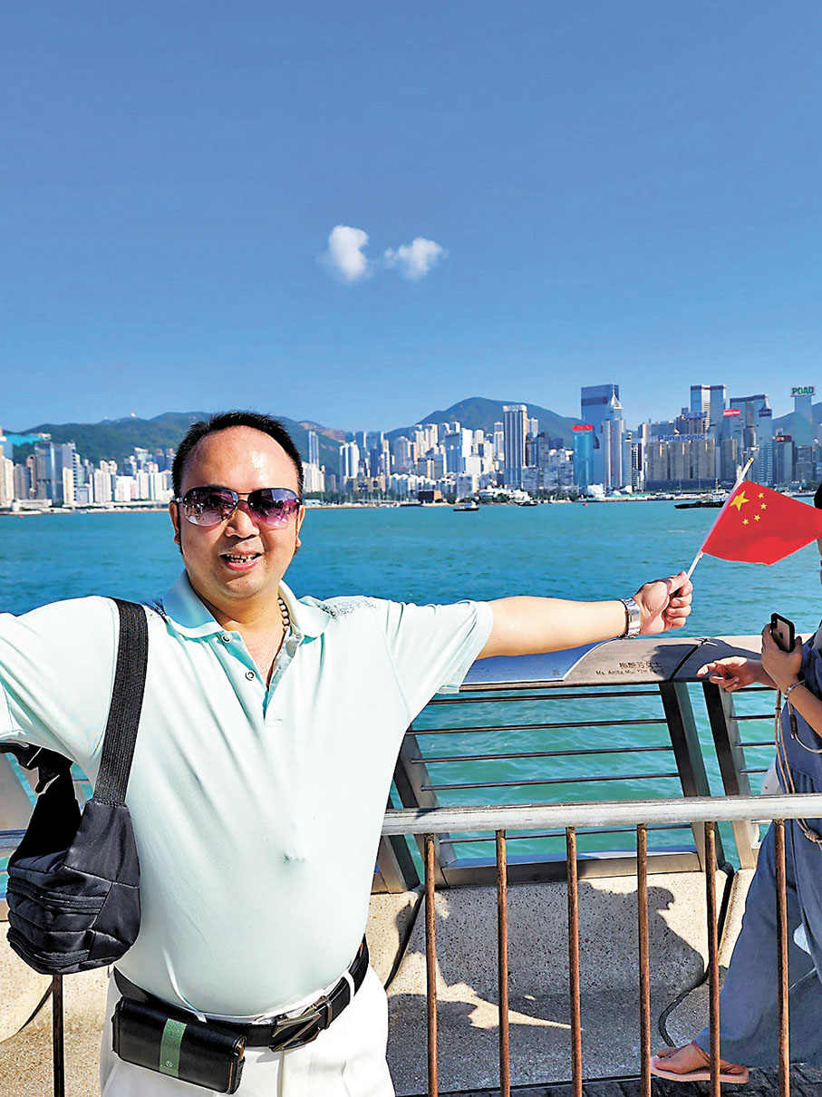 內地旅客黃先生：國慶煙花匯演是重頭戲，所以一大早便到尖沙咀海旁霸位了。我覺得香港充滿多姿多彩的生活，是一個充滿活力的國際都市。