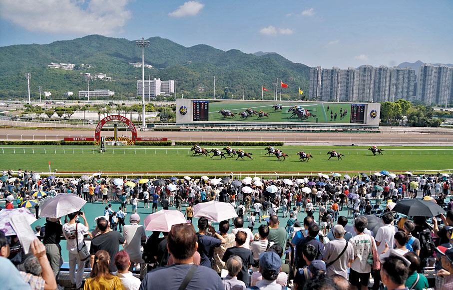 ◆不少市民及旅客入馬場觀賽。香港文匯報記者曾興偉  攝