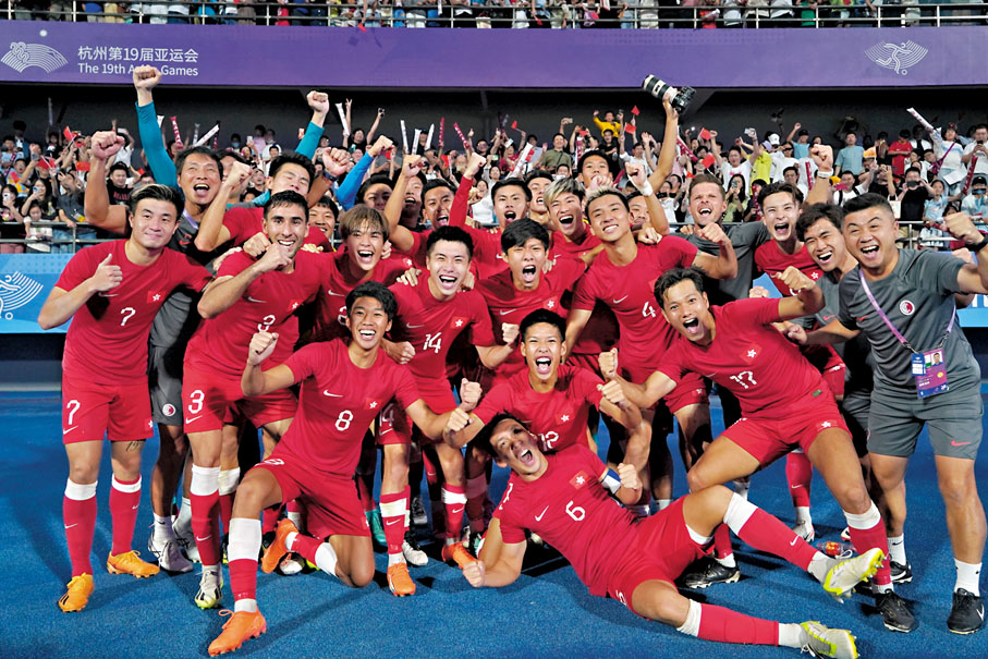◆港足首晉亞運4強，全隊合影留下這歷史一刻。香港文匯報記者麥鈞傑  攝