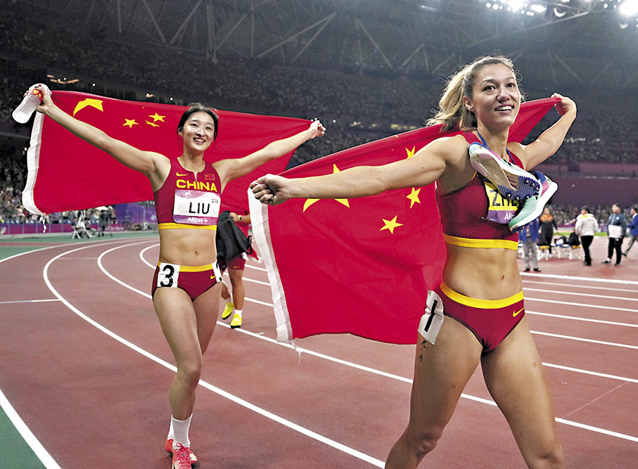 ◆鄭妮娜力（右）於女子7項全能奪金。 新華社