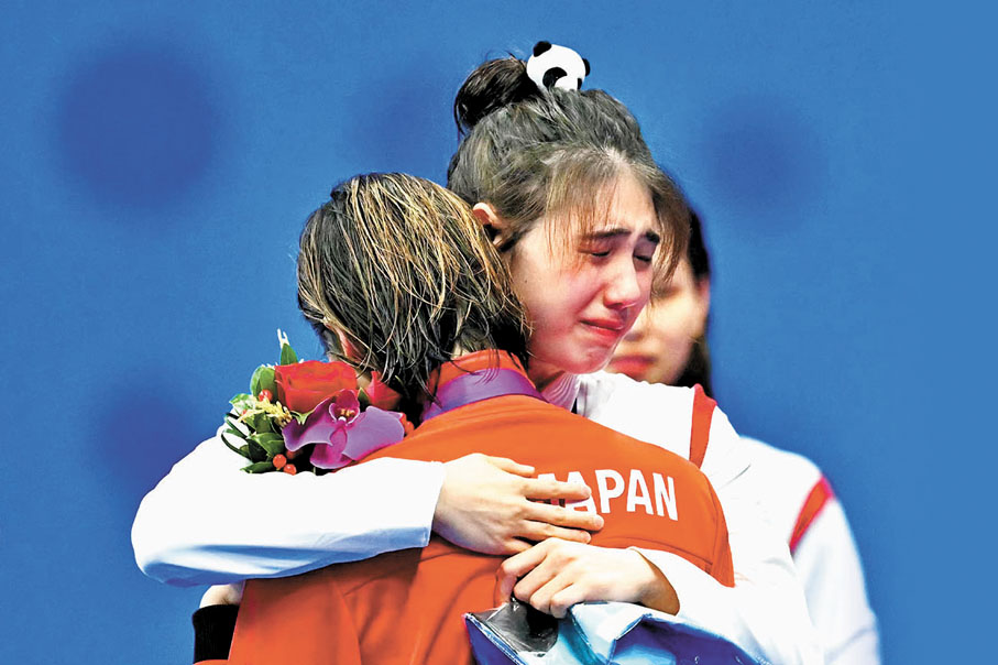 ◆50米蝶泳決賽後金牌獲得者中國選手張雨霏與銅牌獲得者日本選手池江璃花子相擁而泣。