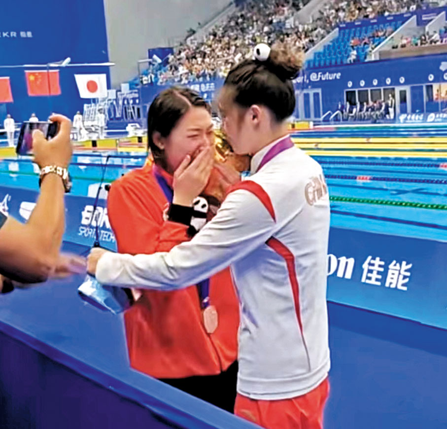 ◆張雨霏與池江璃花子相擁而泣，教練幫她們拍下這感人的一刻。