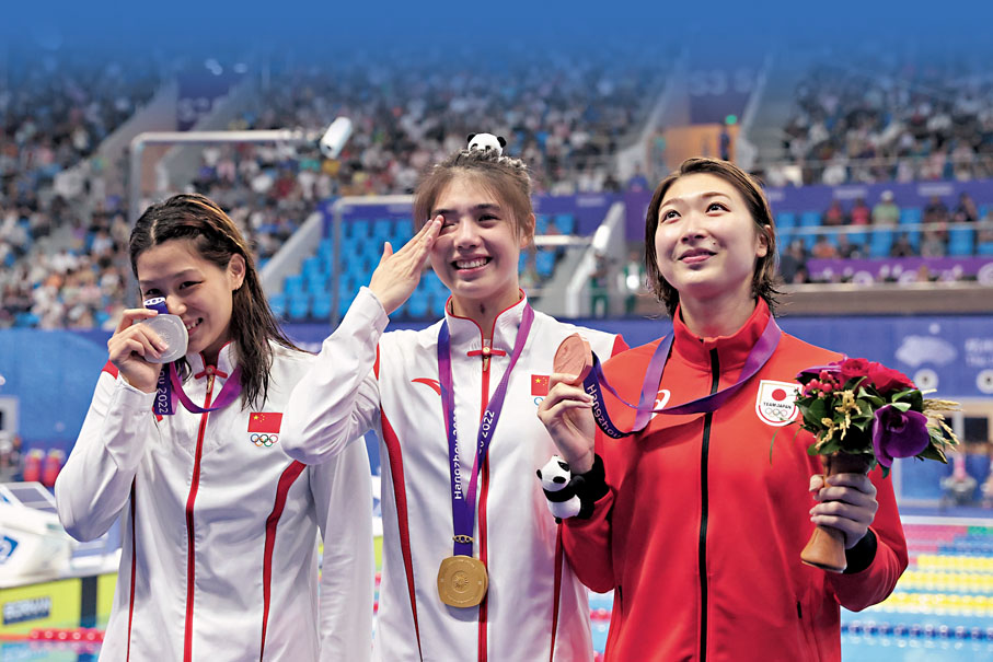 ◆看中國選手張雨霏手拿金牌（中），余依婷拿銀牌，日本選手池江璃花子（右）手執銅牌，大家的表情笑容同樣開心證明她們是真正的朋友。