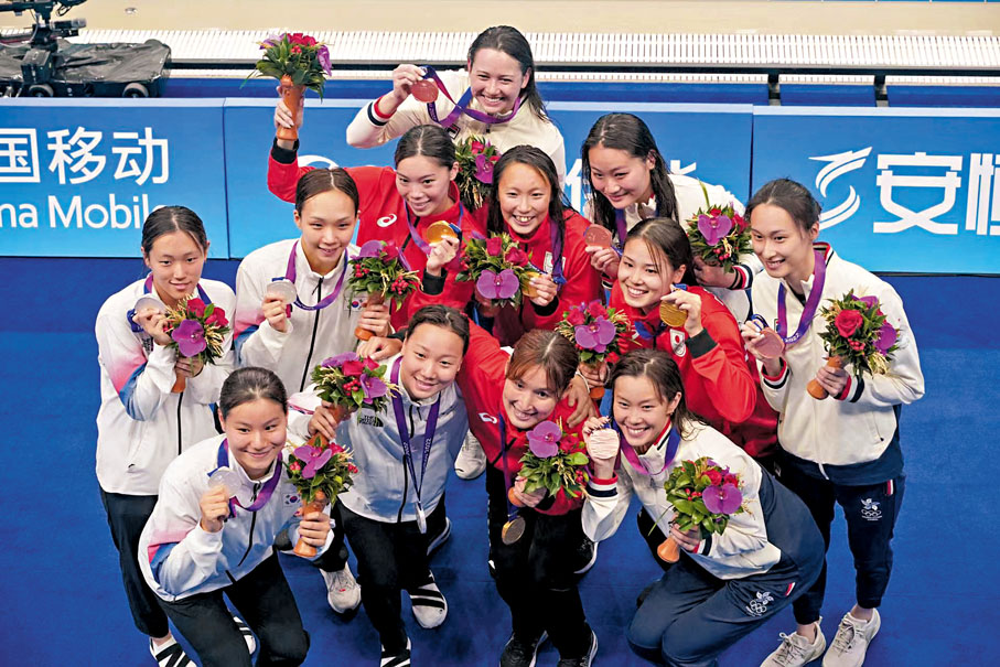 ◆女子游泳4X100決賽後，中國香港代表團與日本代表團合影留念。