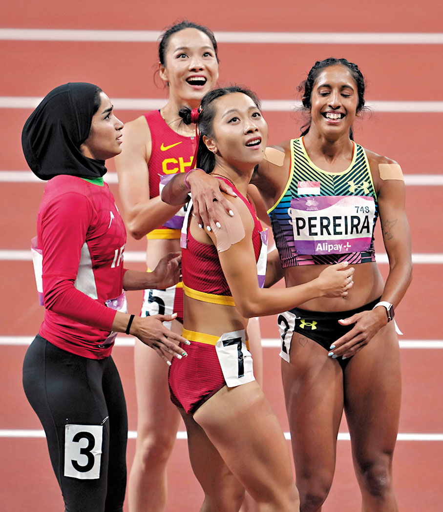 ◆杭州亞運會田徑項目女子100米決賽後女運動員等賽果時大家都非常友善。