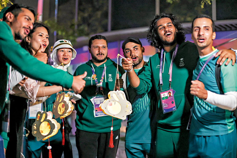 ◆中國運動員與外國運動員們趁慶祝中秋節多交流。