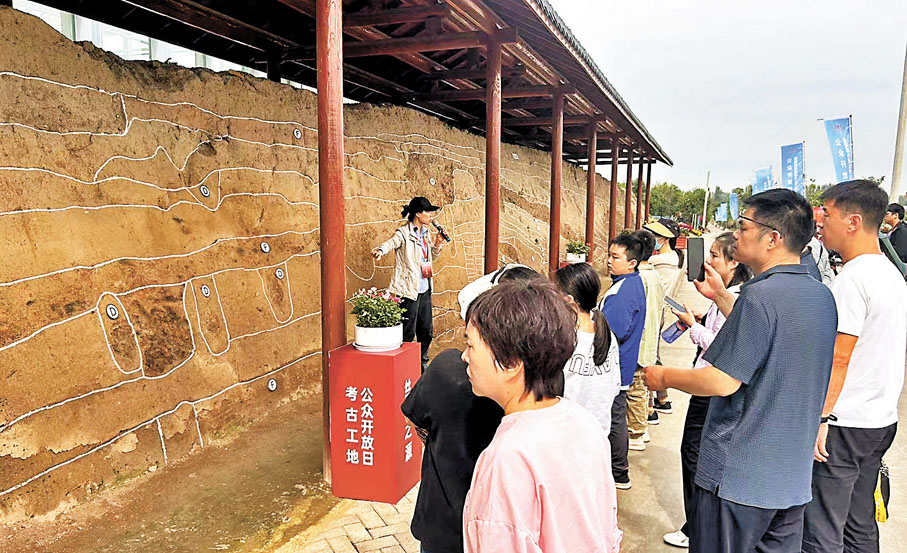 ◆民眾走進滎陽青台遺址。香港文匯報記者馮雷  攝
