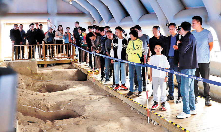 ◆民眾走進鞏義雙槐樹遺址活動現場。香港文匯報記者馮雷  攝