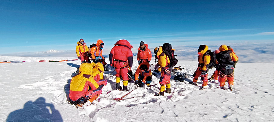 ◆10月1日拍攝的科考隊員在架設自動氣象站。 新華社