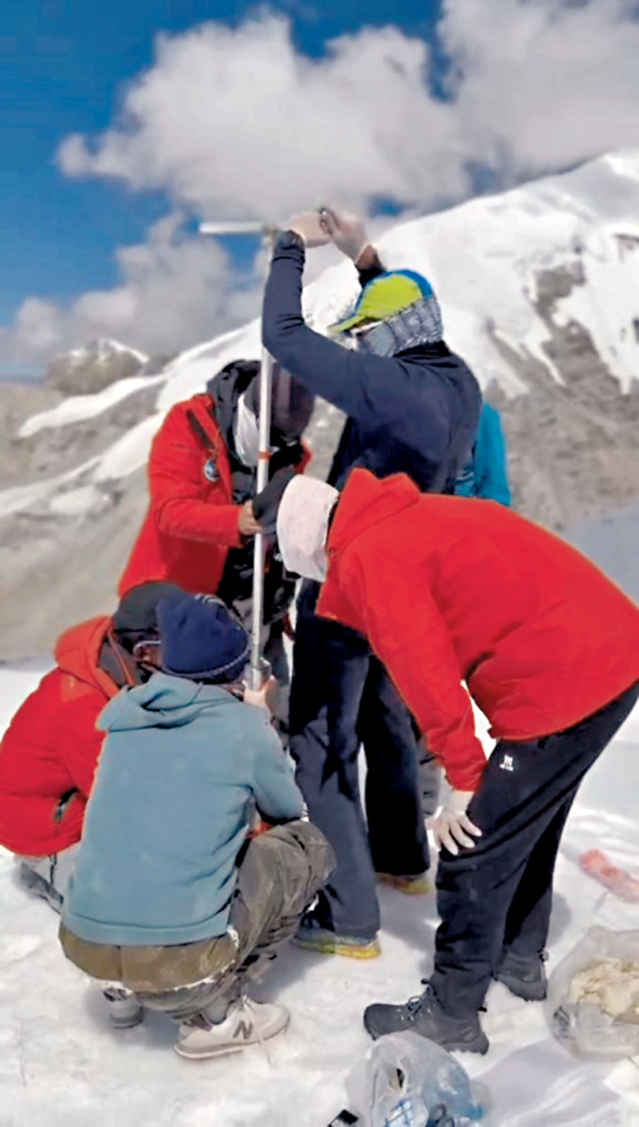 ◆9月29日，科考隊員在卓奧友峰地區鑽取冰芯。 網上圖片