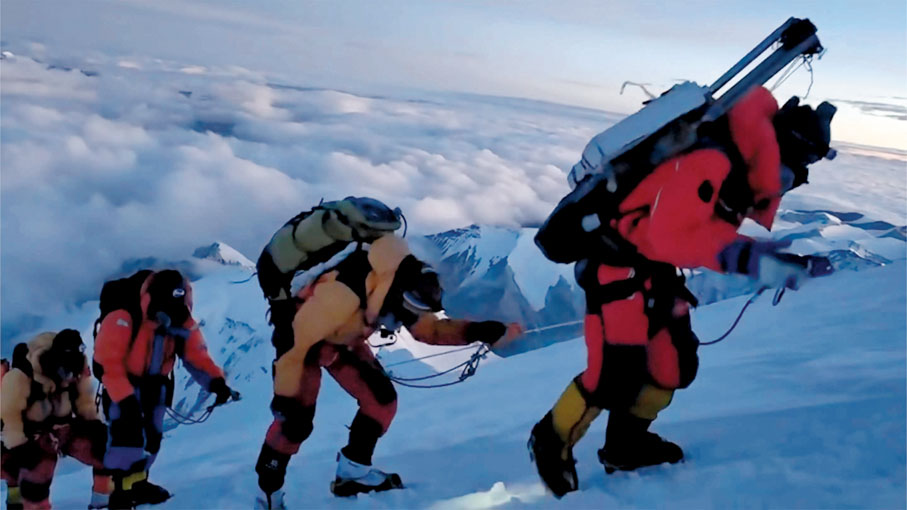 ◆10月1日，科考隊員在衝頂過程中。 新華社