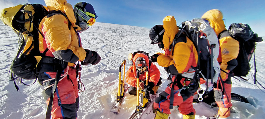 ◆科考隊員用雷達測厚儀，在海拔8,201米的卓奧友峰峰頂測量冰雪厚度。 新華社
