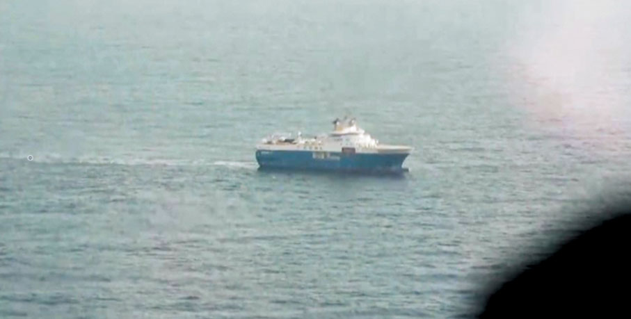 ◆「海洋石油720」和它後邊拖着長長的一排陣列探測設備。 網上圖片