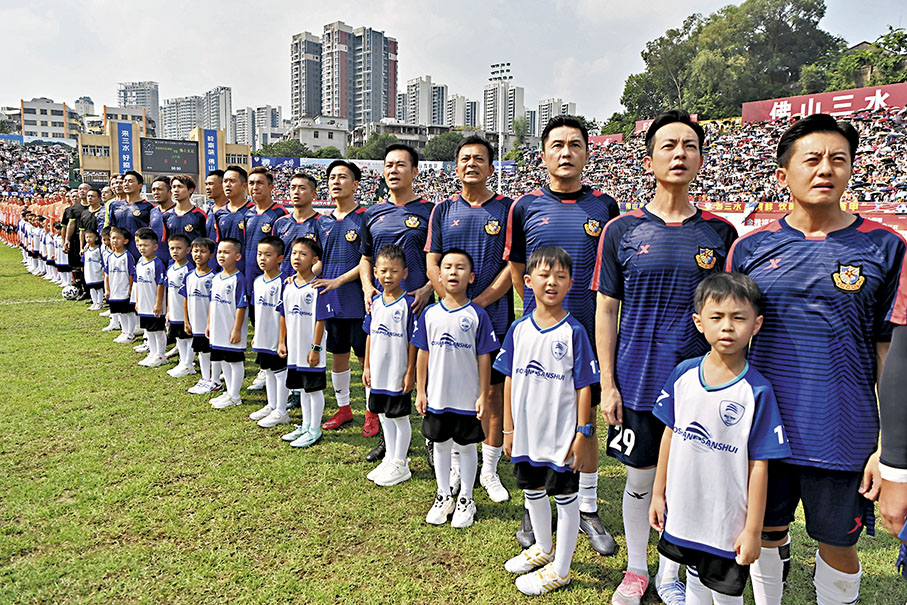◆香港明星足球隊隊員在賽前唱國歌。 中新社