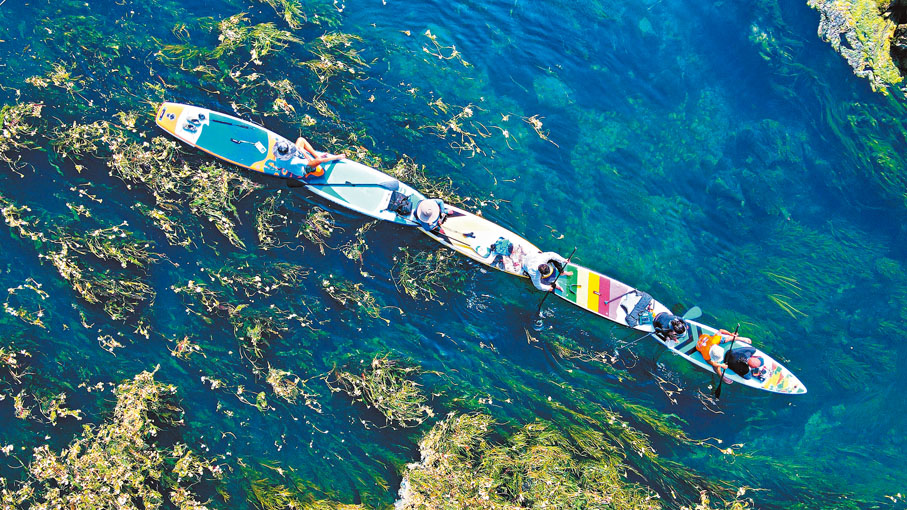 ◆蘭芳國慶假期安排都和槳板有關。圖為他和友人假期在九頓天窗玩槳板。香港文匯報廣西傳真