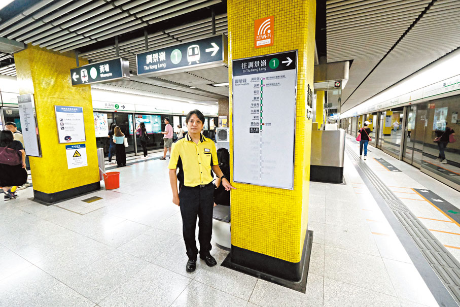 ◆ 高雲龍展示當日黃大仙站月台水深最高位置。 香港文匯報記者涂穴  攝