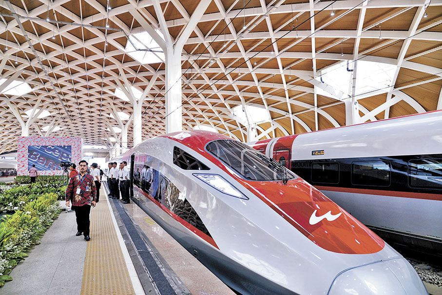 ◆印尼總統佐科2日上午在印尼首都雅加達哈利姆高鐵站宣布雅萬高鐵正式啟用。圖為雅萬高鐵高速動車組停靠在站台上。 新華社
