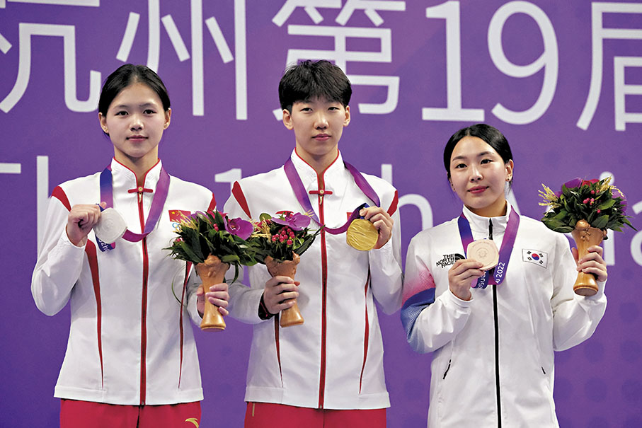 ◆李亞傑（中）與林珊（左）在頒獎台上。  美聯社