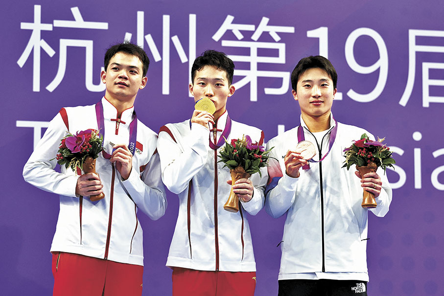 ◆王宗源（中）和彭健烽（左）在頒獎台上。  路透社