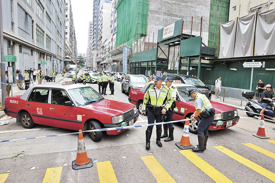 ◆被撞的兩輛的士及一輛私家車停在現場協助警方調查。 香港文匯報 記者 劉友光 攝