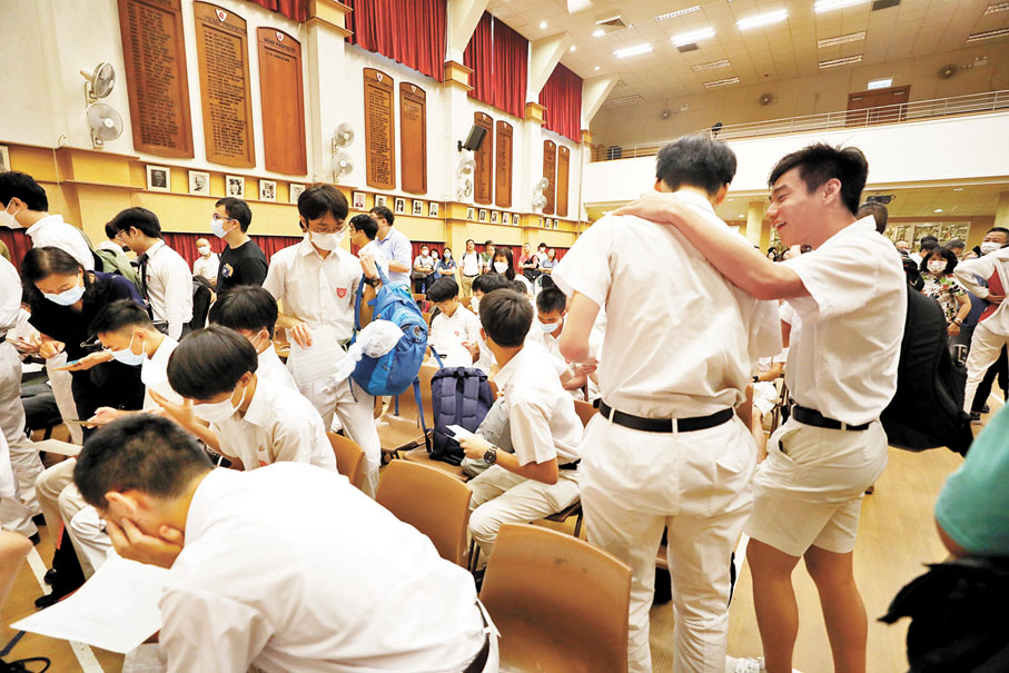 ◆大學聯招將接受申請,因應公民科作為升學資歷,各大學收生作出相應調節,公民科須到「達標」(Attained)水平。圖為今年文憑試放榜日,學生在檢視成績。 資料圖片