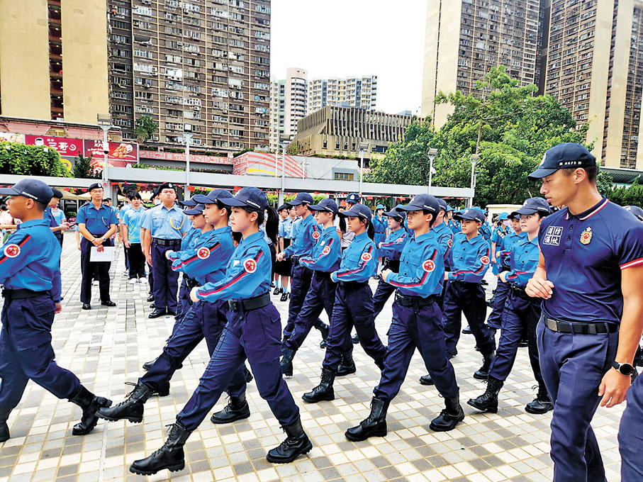 ◆升旗禮暨結業典禮由5個青年制服團隊和黃大仙中式步操隊成員共400多人參與。