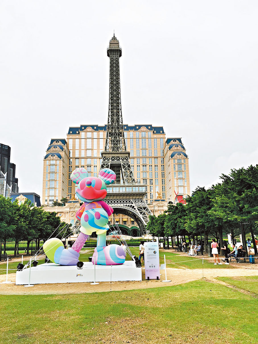 ◆Jason Naylor《彩色米奇》系列在澳門巴黎鐵塔前展覽。