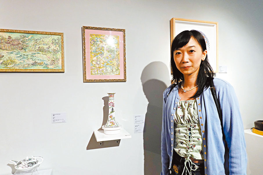 ◆愛卡和她以文學為題材的港彩作品。
