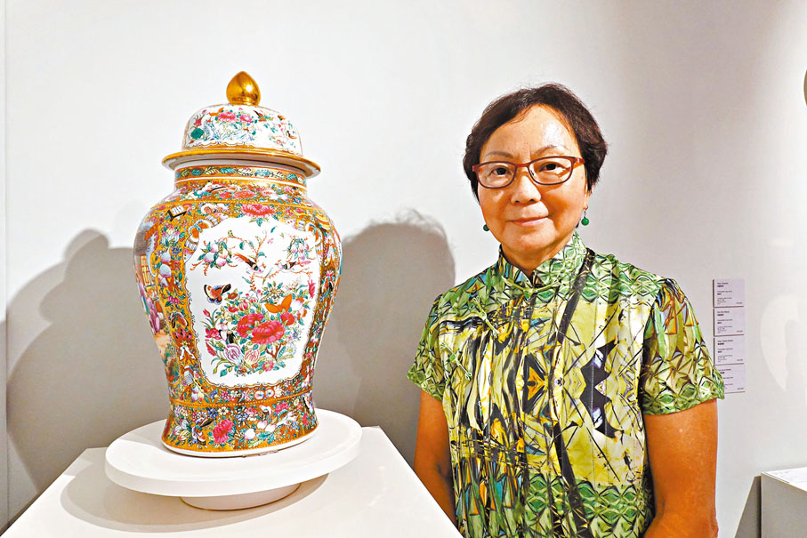 ◆何廖綺玲和她的作品《廣彩人物花鳥將軍罐》。