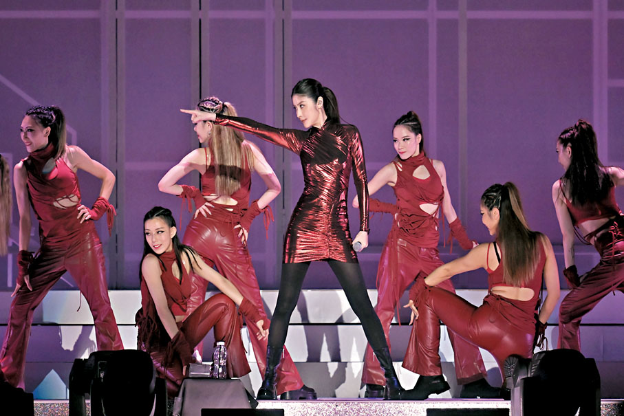 ◆Kelly預告明年有望在港開騷。