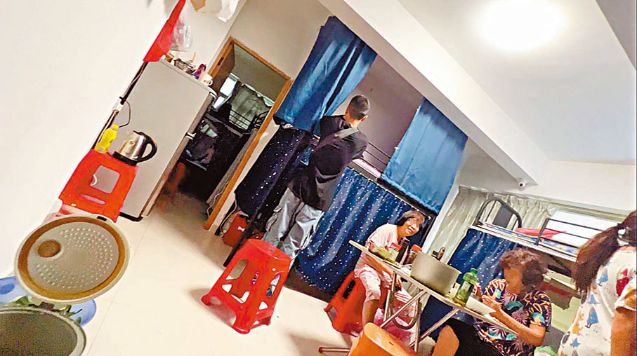 ◆黑工宿舍放滿碌架床,每個住客活動範圍只限於床位及飯枱。