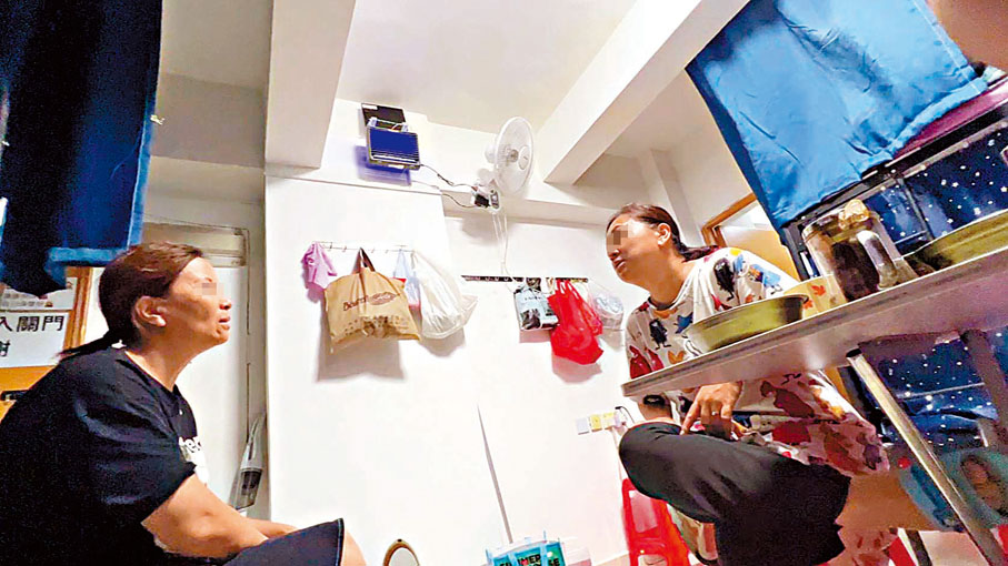 ◆疑似黑工「蛇頭」翠姐(右)與無牌宿舍業主相談甚歡。