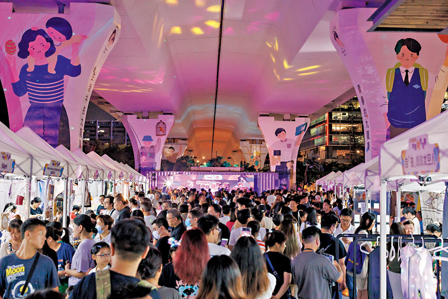 ◆位於觀塘海濱的夜市市集「青年藝術節 x 中秋『觀』光市集」人頭湧湧。主辦方供圖