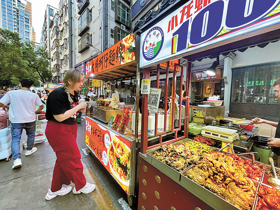 ◆曾小妹在拍攝深圳城中村的路邊攤美食。