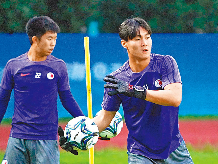 ◆謝家榮（右）堅信港足會以自己的方式爭取勝利。