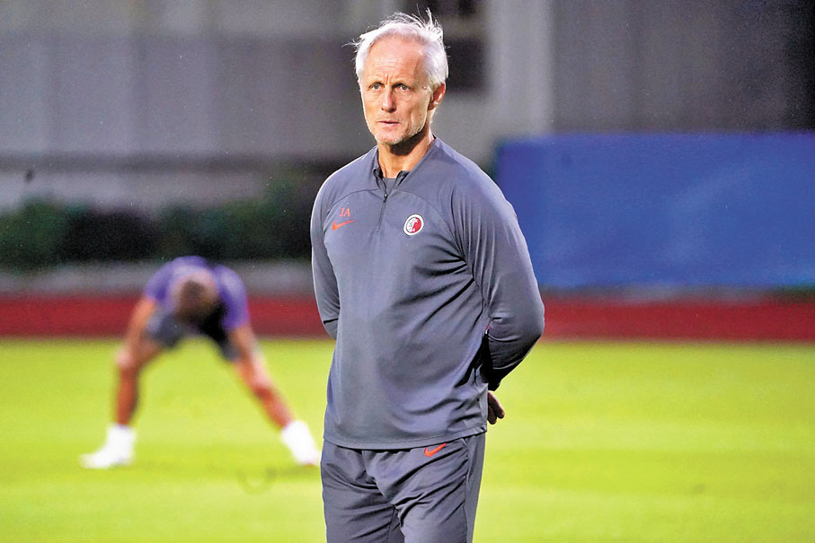 ◆主帥安達臣督軍港足操練。