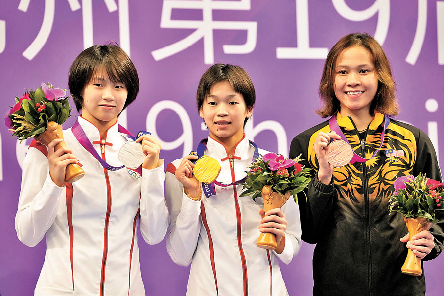 ◆全紅嬋（中）和陳芋汐在頒獎台。 美聯社