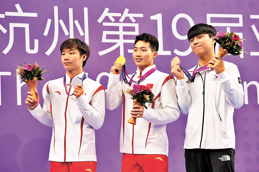 ◆王宗源（中）和鄭九源（左）在頒獎台。 美聯社