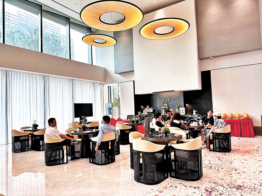 ◆華發四季河濱售樓處內工作日依然有看房者，每天都有若干單認購完成。