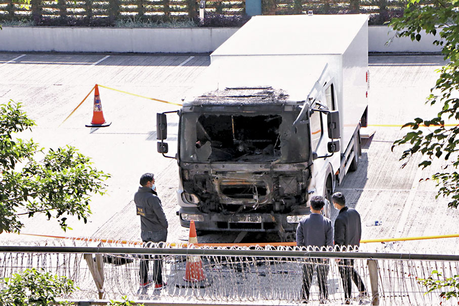 ◆案中遭汽油彈擊中焚毀的警方貨車。 資料圖片