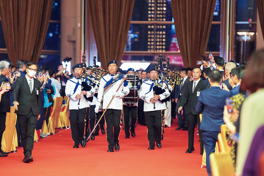 ◆主禮嘉賓入場時由警察銀樂隊伴奏，場面盛大。