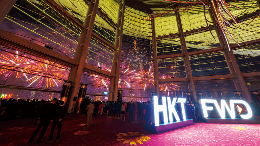 ◆維港上空煙花盛放，寓意香港繁榮穩定，祖國國泰民安。